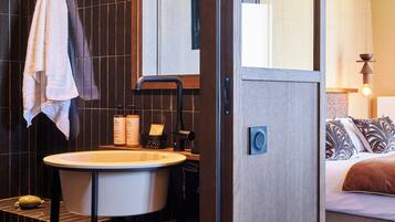 Suite, 1 King Bed with Sofa bed, Sea View | Bathroom | Shower, hydromassage showerhead, eco-friendly toiletries, hair dryer
