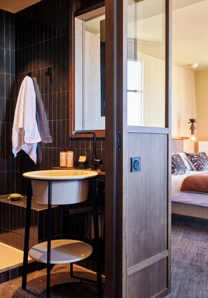 Suite, 1 cama King size y sofá cama, vista al mar | Baño | Regadera, regadera con hidromasaje, amenidades de baño ecológicas 