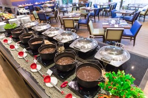 Breakfast, lunch, dinner served; international cuisine 