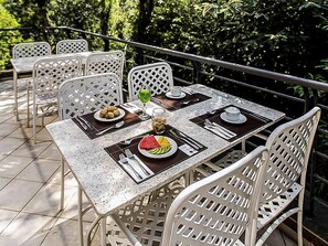 Daily continental breakfast (BRL 55 per person)