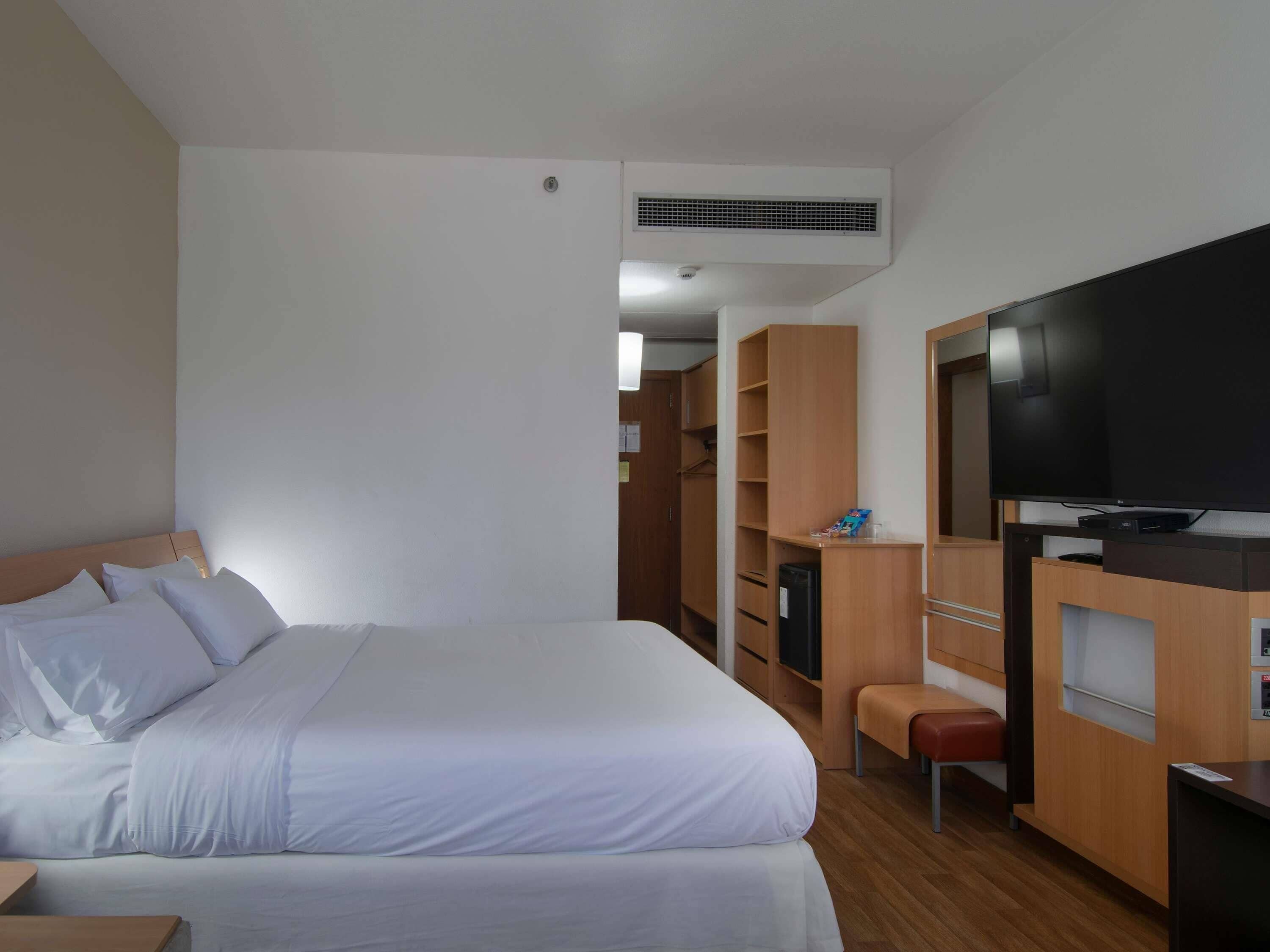 Minibar, caja de seguridad en la habitación y escritorio 