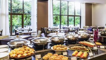 Breakfast, lunch, dinner served; international cuisine