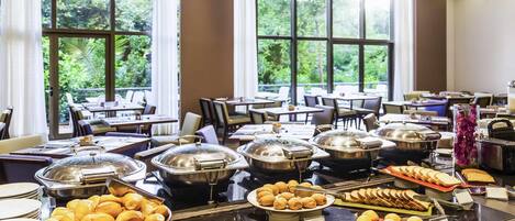 Breakfast, lunch, dinner served; international cuisine