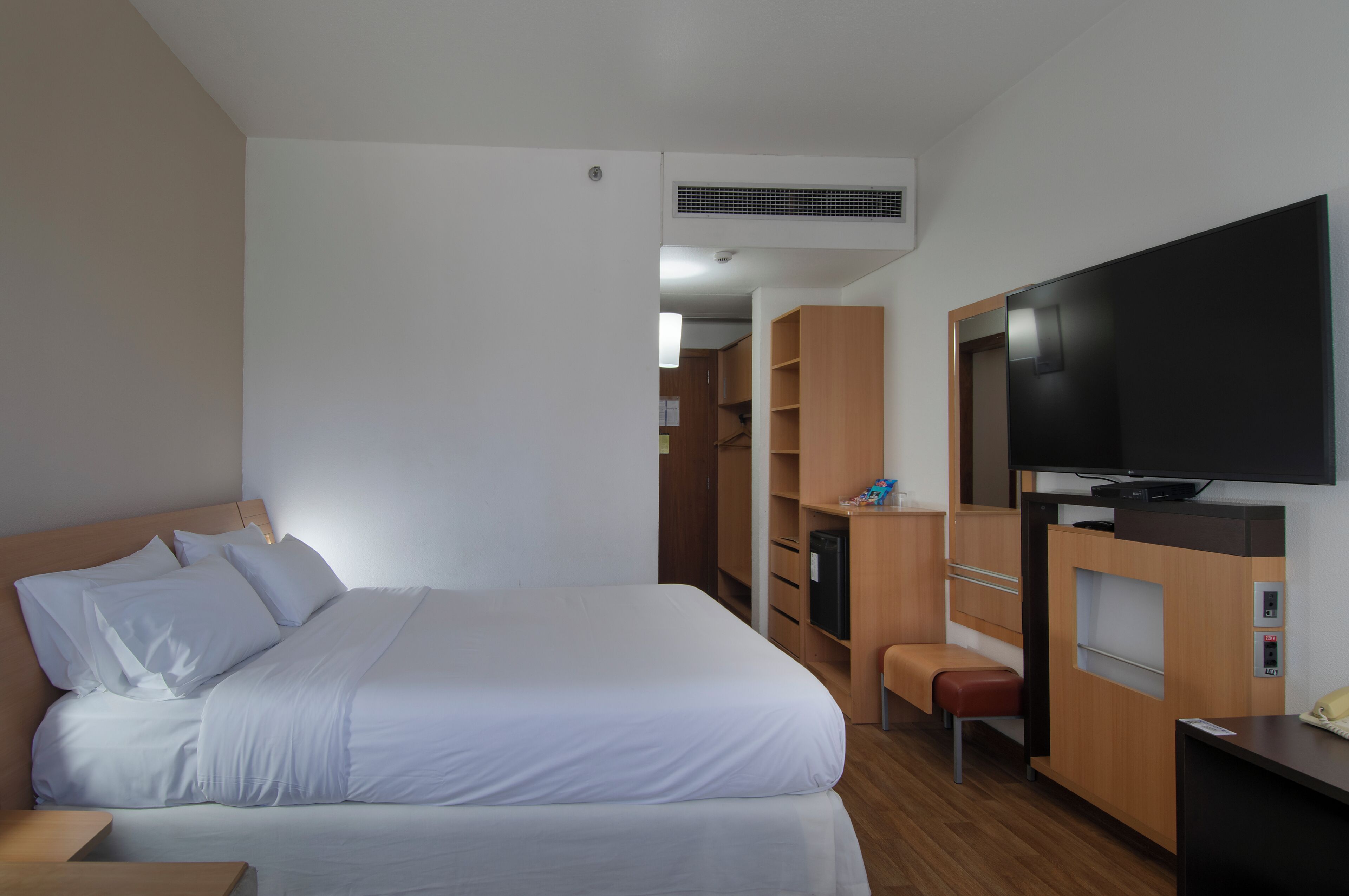 Minibar, caja de seguridad en la habitación y escritorio 