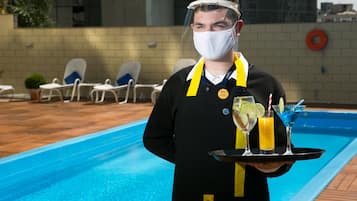 Piscina externa, espreguiçadeiras