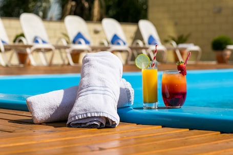Poolside bar. Novotel Porto Alegre Tres Figueiras Hotel