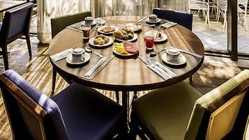 Café da manhã continental todos os dias mediante uma taxa