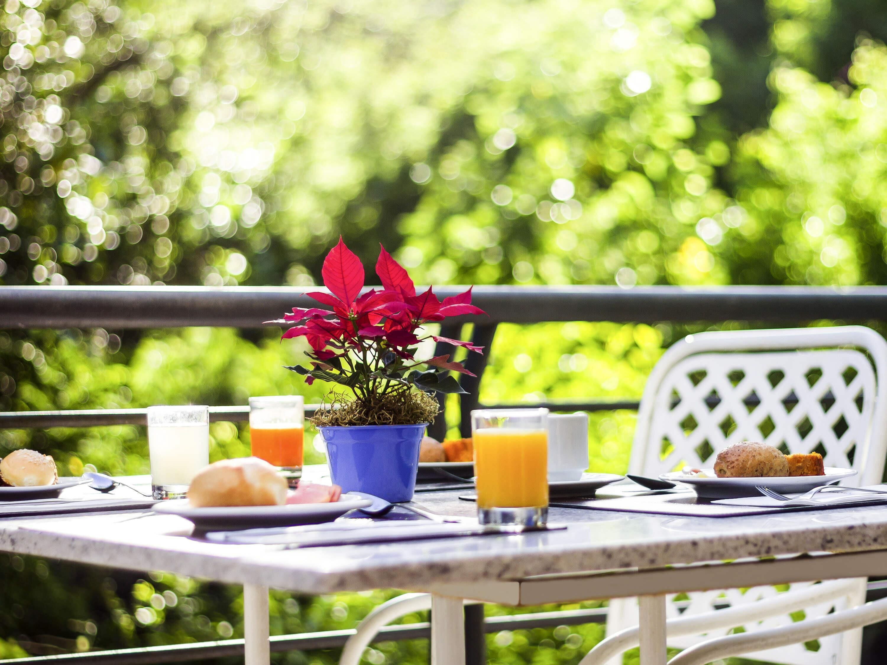 Se sirven desayunos, almuerzos y cenas; cocina internacional