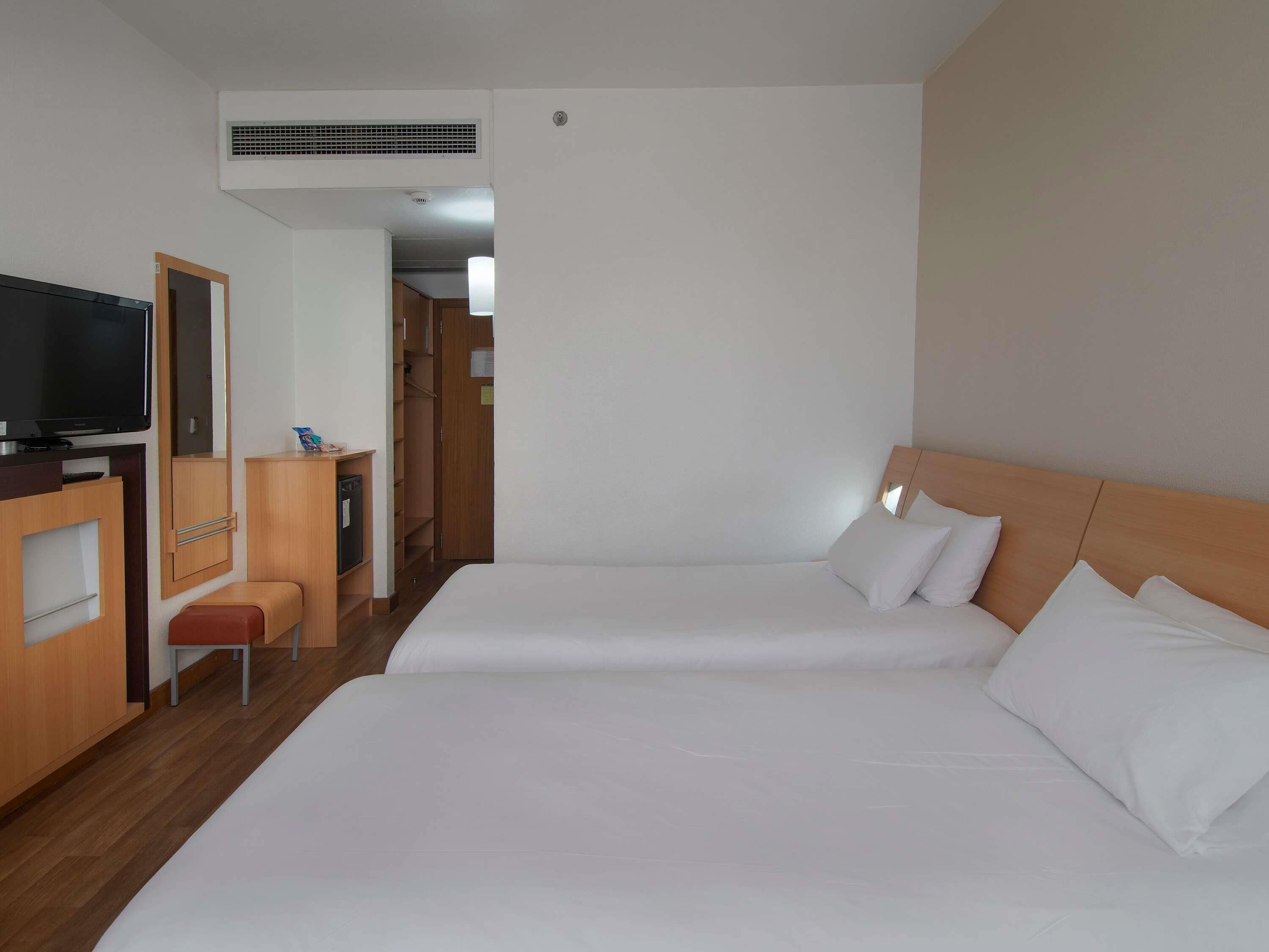 Superior Twin Room, 2 Single Beds | Minibar, in-room safe, desk, blackout curtains