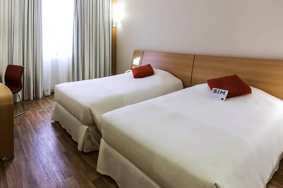 Superior-Zweibettzimmer, 2 Einzelbetten | Minibar, Zimmersafe, Schreibtisch, Verdunkelungsvorhänge