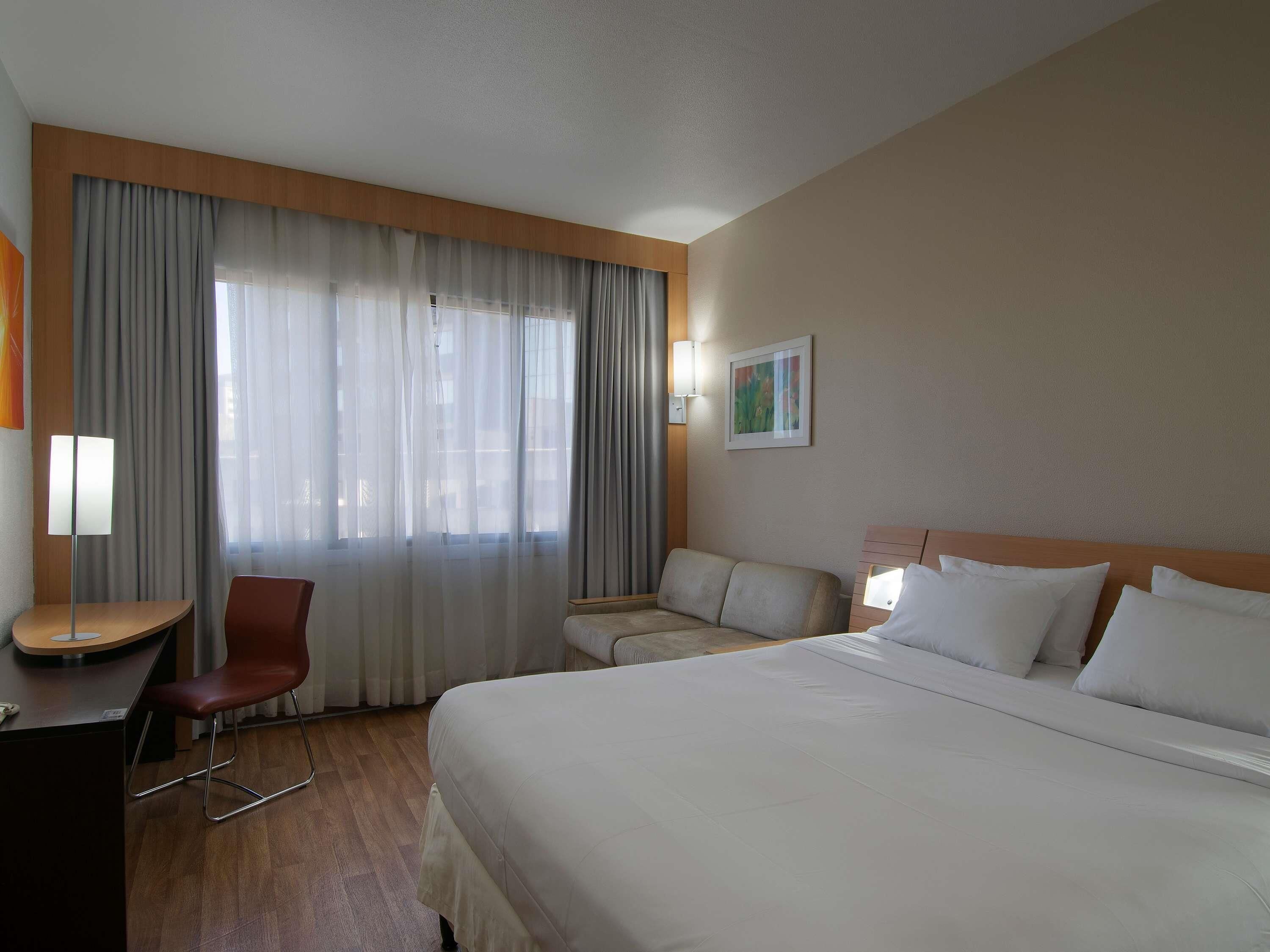 Quarto standard, 1 cama de casal e sofá-cama | Frigobar, cofres nos quartos, escrivaninha, cortinas blackout