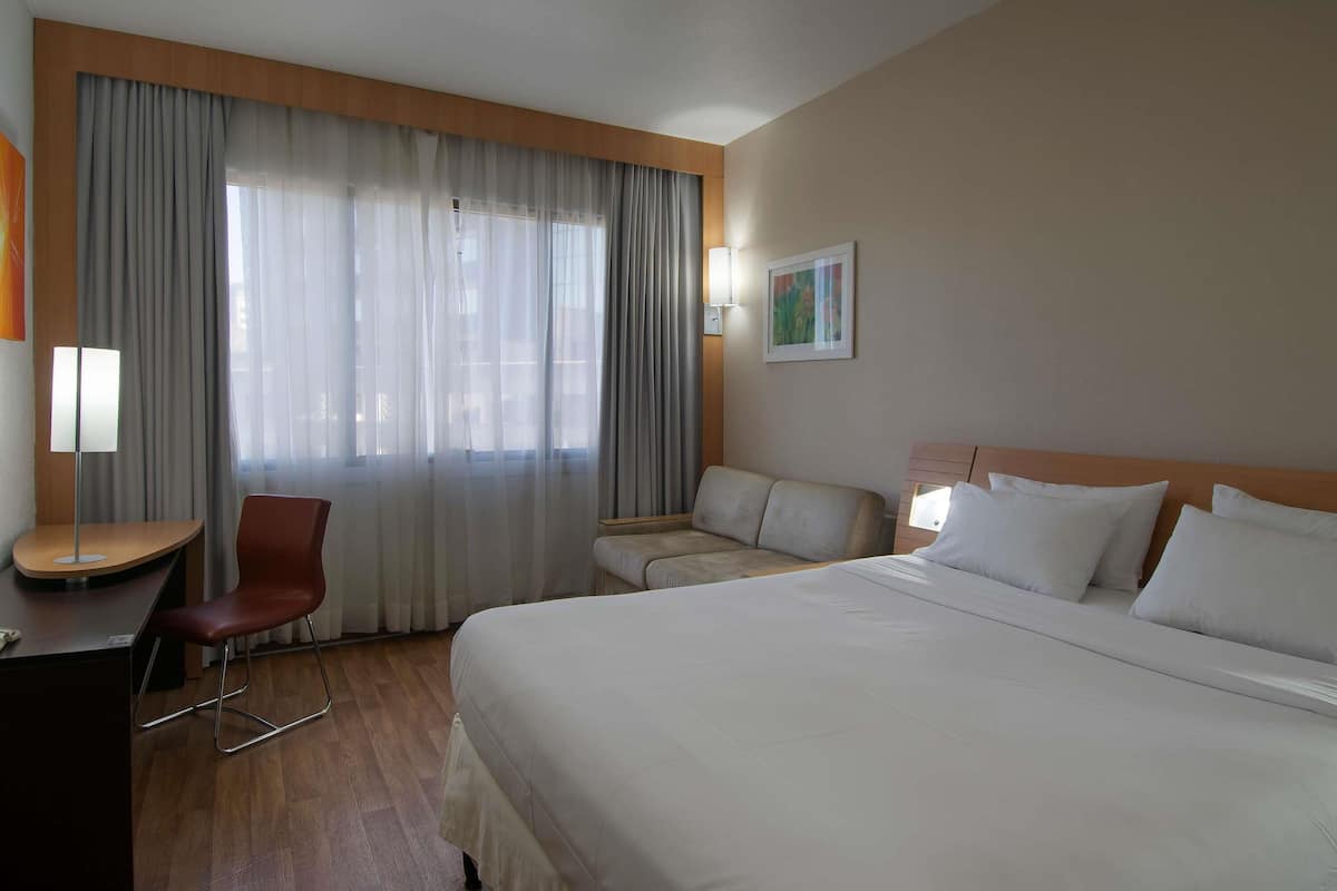 Quarto standard, 1 cama de casal e sofá-cama | Frigobar, cofres nos quartos, escrivaninha, cortinas blackout