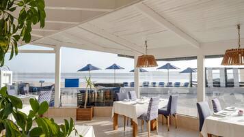 4 restaurants; lunch and dinner served