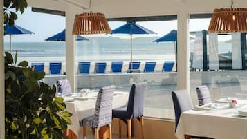 4 restaurants; lunch and dinner served
