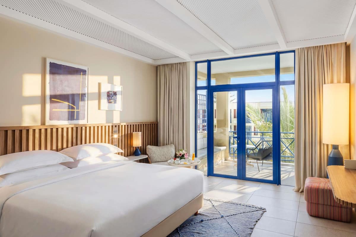 Pillowtop beds, minibar, in-room safe, blackout drapes