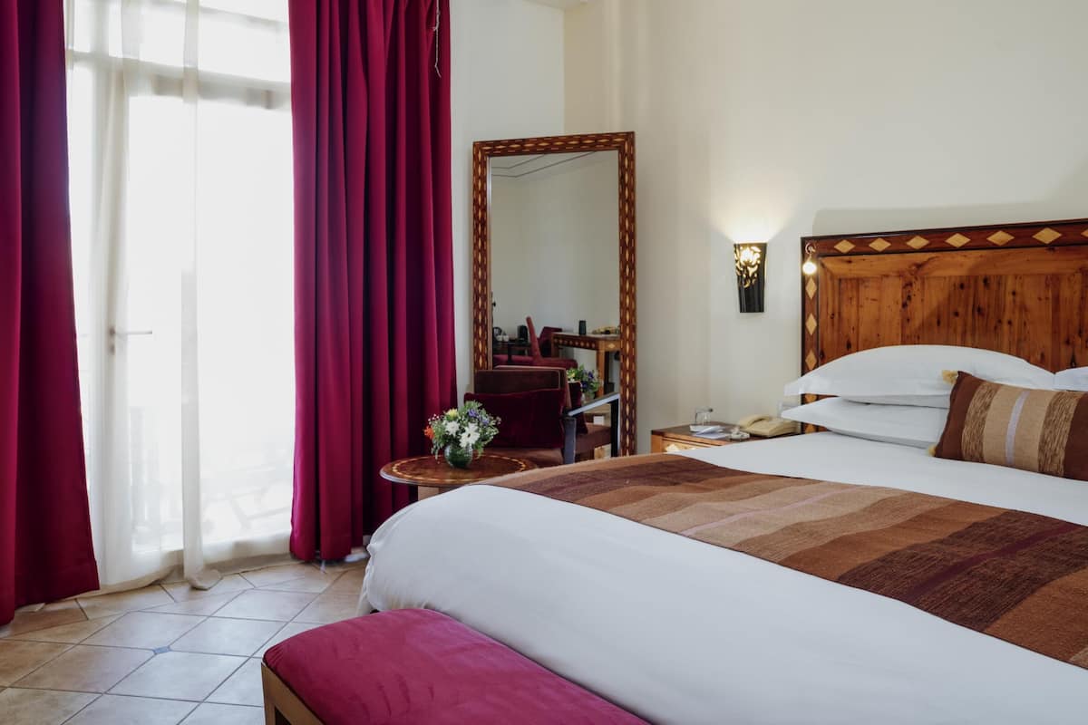 Standard Room, 1 Queen Bed | Pillowtop beds, minibar, in-room safe, blackout drapes