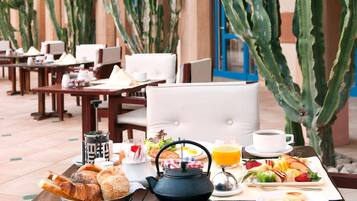 Esmorzar diari d'estil bufet (18 EUR per persona)