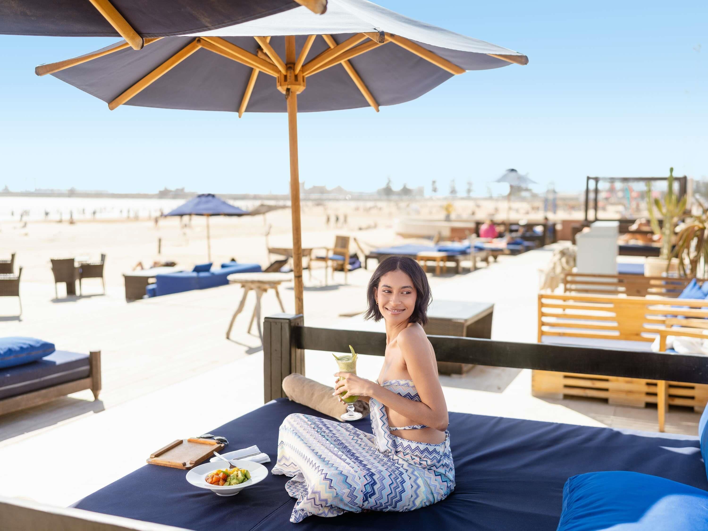 4 restaurants; lunch and dinner served