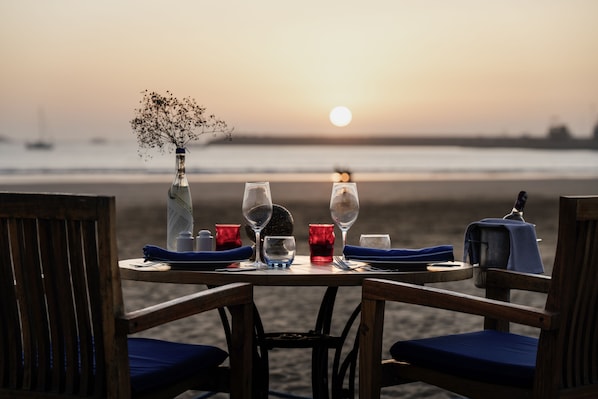 4 restaurants; lunch and dinner served