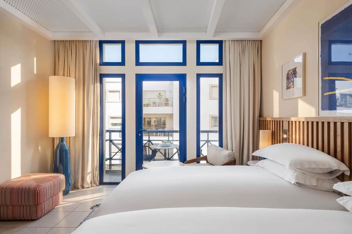 Pillowtop beds, minibar, in-room safe, blackout drapes