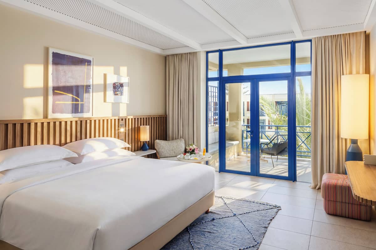 Pillowtop beds, minibar, in-room safe, blackout drapes