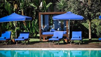 Una piscina al aire libre, sombrillas