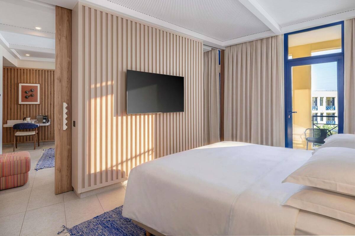 Pillowtop beds, minibar, in-room safe, blackout drapes