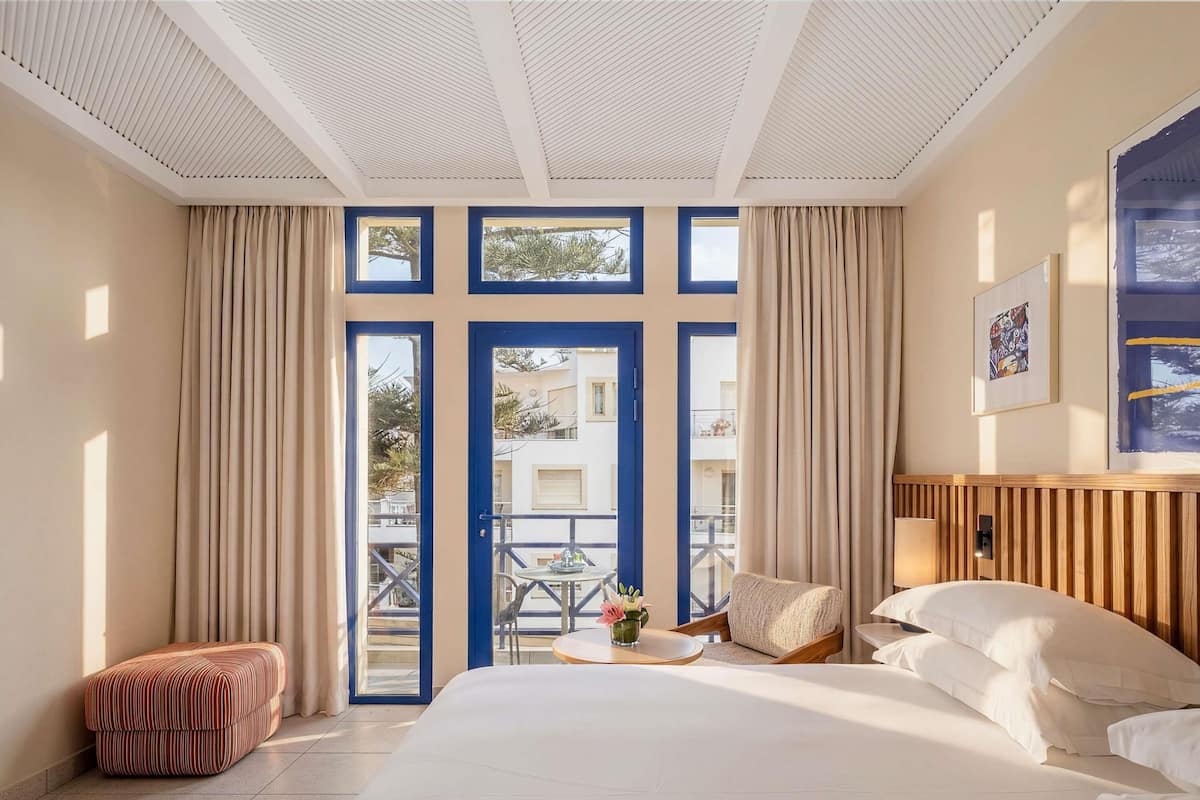 Pillowtop beds, minibar, in-room safe, blackout drapes