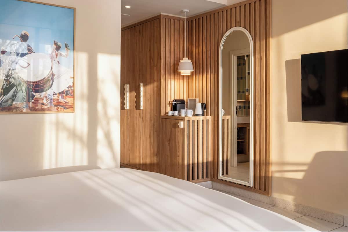 Pillowtop beds, minibar, in-room safe, blackout drapes