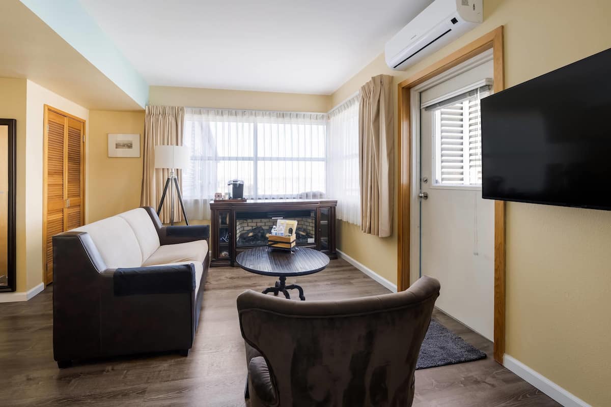 Suite, 1 King Bed, Non Smoking | 1 bedroom, hypo-allergenic bedding, down comforters, pillowtop beds