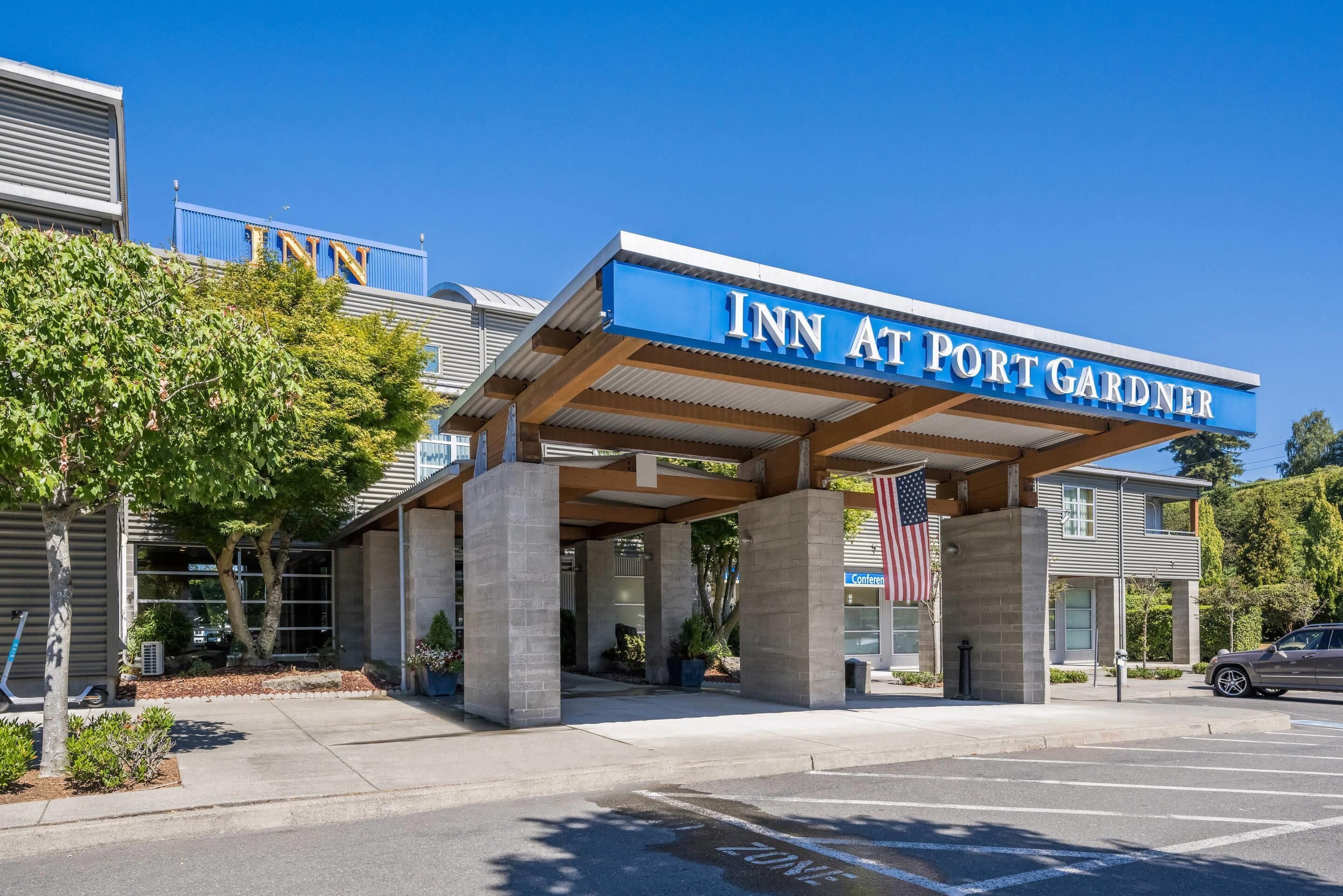 The exterior of the Inn at Port Gardner with a clear blue sky.
