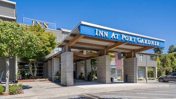 The exterior of the Inn at Port Gardner with a clear blue sky.