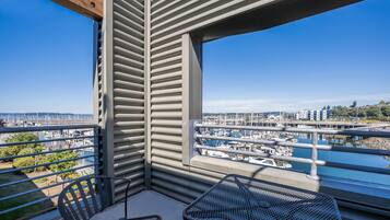 Suite, 1 King Bed, Non Smoking | Hypo-allergenic bedding, down comforters, pillowtop beds