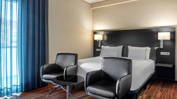 Caja de seguridad en la habitación, escritorio y cortinas blackout