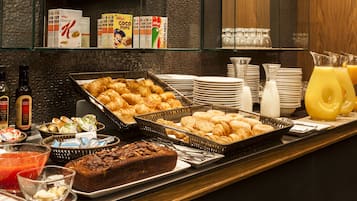Se ofrece un desayuno bufé los fines de semana (14.30 EUR por persona)
