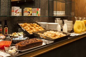 Frukostbuffé varje dag (EUR 14.30 per person)