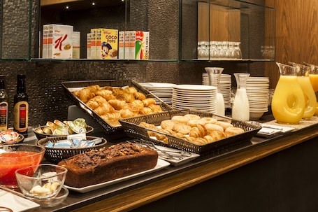Desayuno buffet los fines de semana (EUR 14.30 por persona)