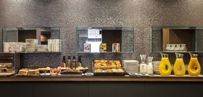 Petit-déjeuner buffet (14.30 EUR par personne)