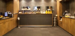 Buffet breakfast on weekends (EUR 14.30 per person)