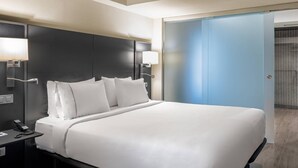 In-room safe, desk, blackout curtains, soundproofing - AC Hotel General Álava by Marriott (Vitoria-Gasteiz)