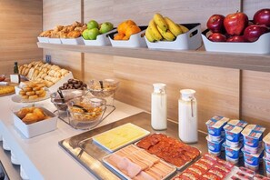 아침 식사, 점심 식사 및 저녁 식사 제공