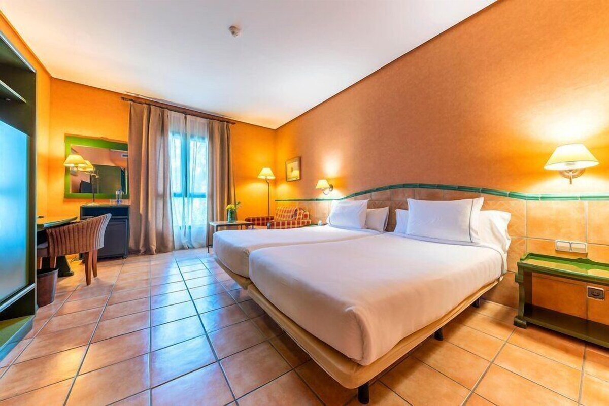 Minibar, in-room safe, soundproofing, WiFi (free)