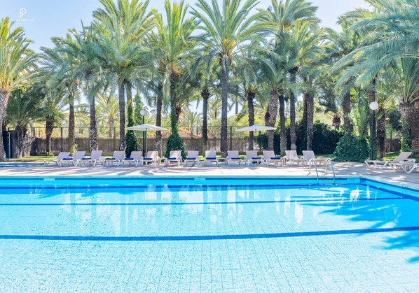 Una piscina al aire libre