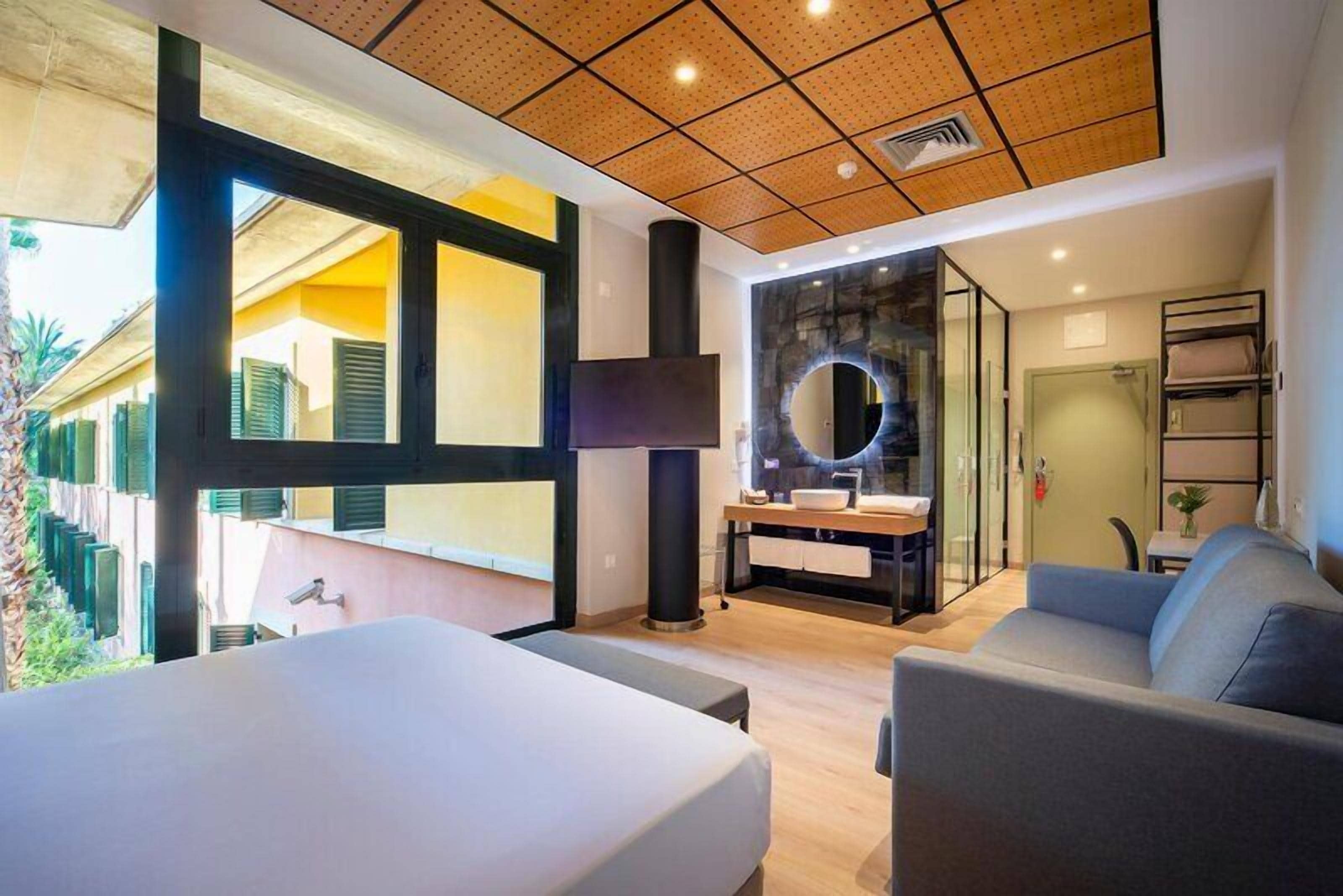 Minibar, in-room safe, soundproofing, WiFi (free)