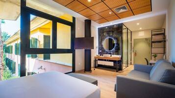 Een minibar, een kluis op de kamer, geluiddichte muren, gratis wifi