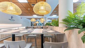 Desayuno (EUR 12 por persona)