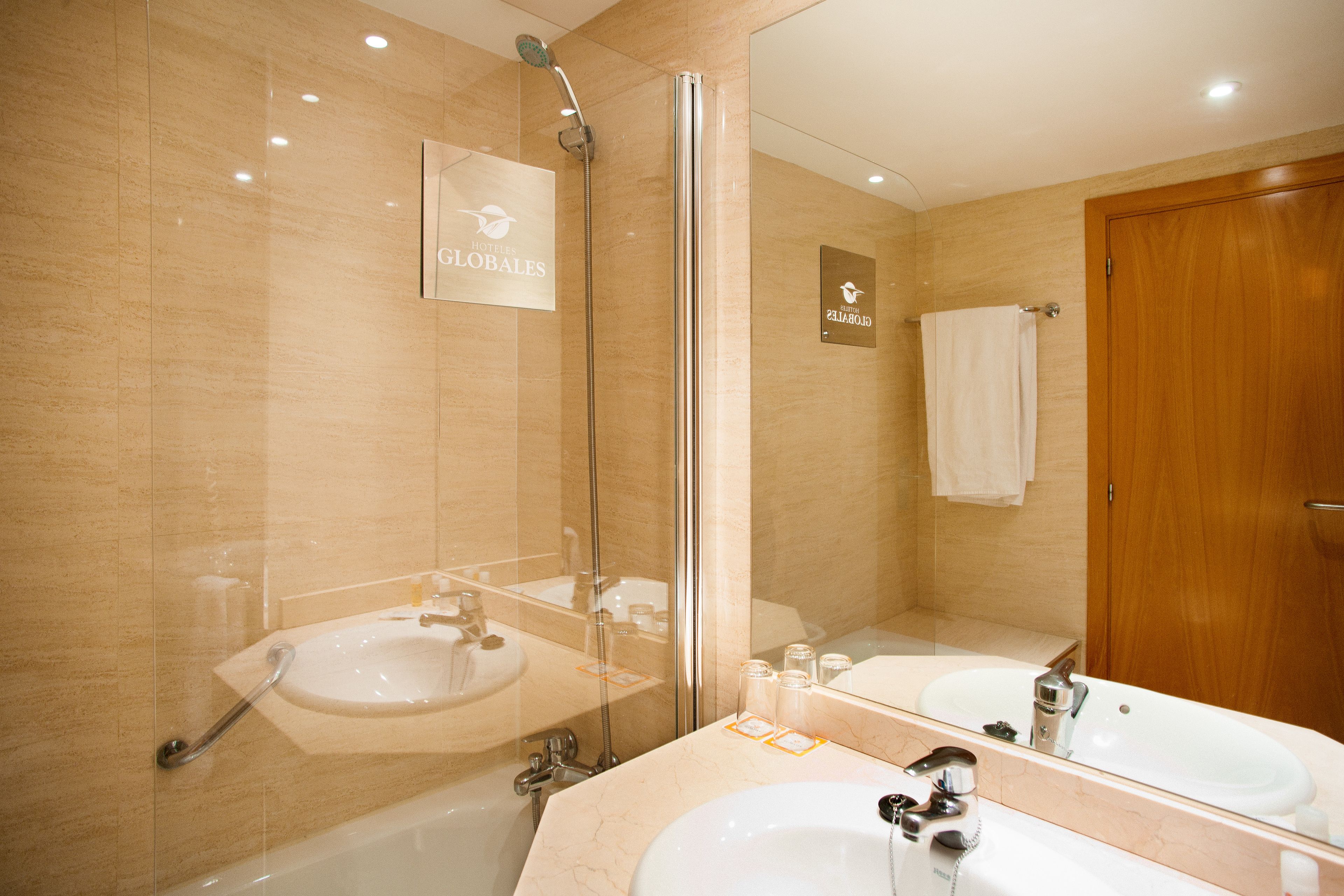 combined shower/bathtub, free toiletries, hair dryer, towels