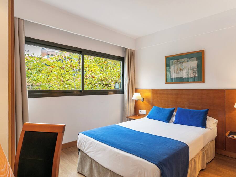 Roupas de cama premium, frigobar, cofres nos quartos, escrivaninha