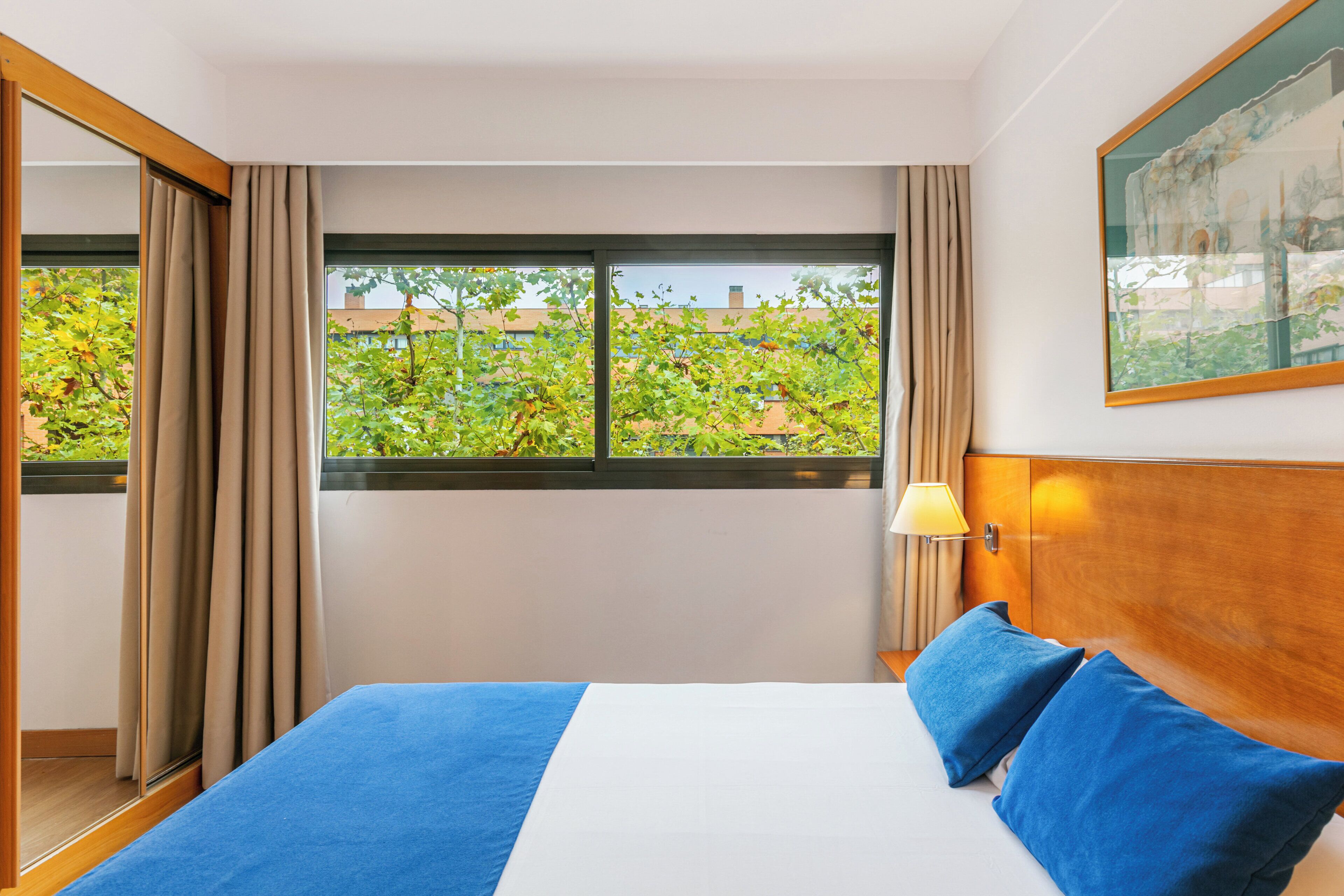 Ropa de cama de alta calidad, minibar, caja fuerte y escritorio