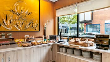 Tägliches Frühstücksbuffet (13 EUR pro Person)